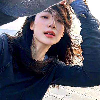 戴流苏耳环的少女